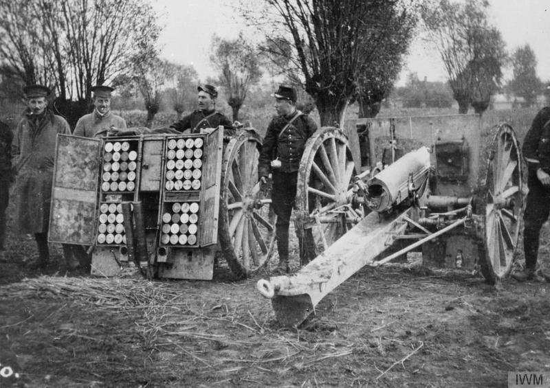 Artilleurs francais sympatisants avec des officiers ecossais dans le secteur d ypres en octobre 1914 source wikimedia commons